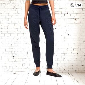 lululemon athletica dance studio Mid-Rise joggers women's pants ( size 6 )